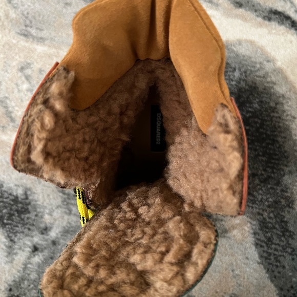 Dsquared2 winter boots super cozy and comfortable never worn. - Picture 4 of 5